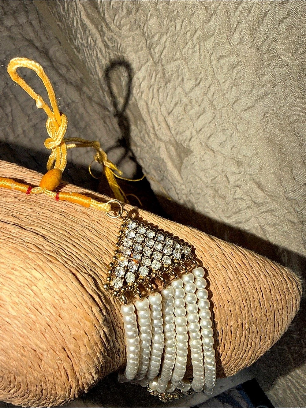 Layered Pearl Statement Necklace in White & Gold Like New - Picture 12 of 15